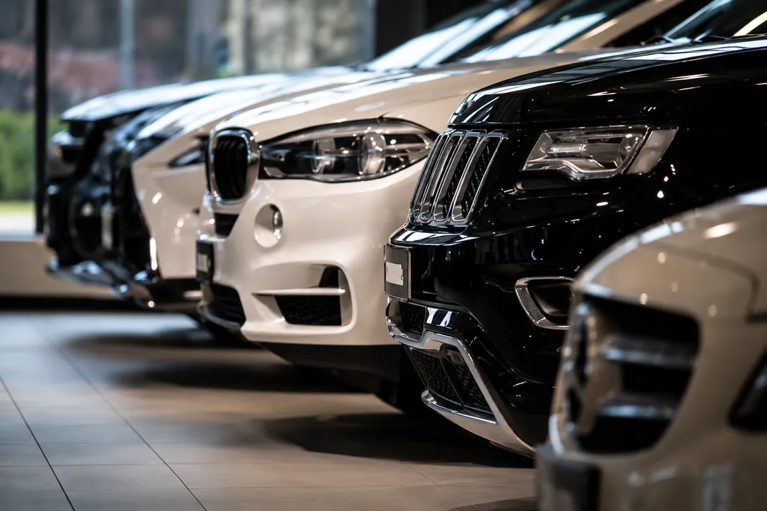 Coches en fila en un concesionario